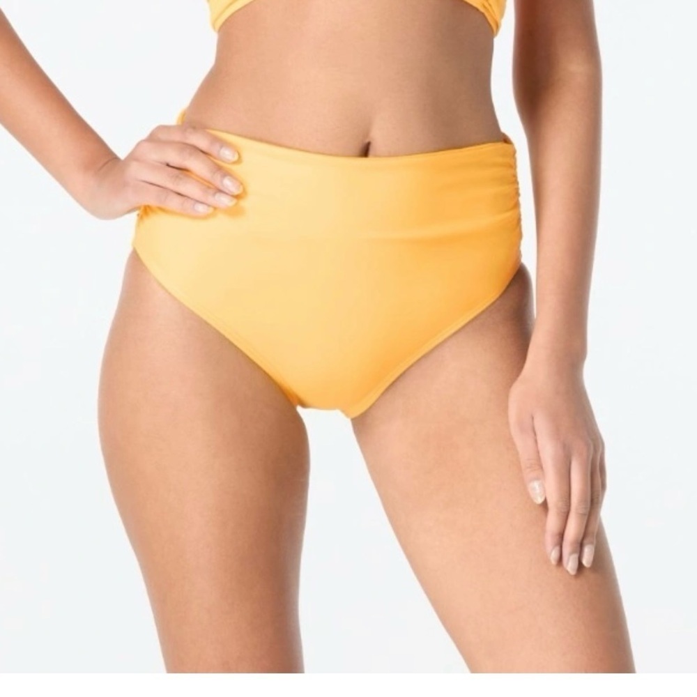 NWT Carmen Marc Valvo
Women's Shirred-Waist Bikini Bottoms Medium